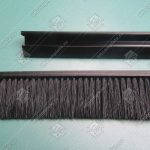 Щетка безопасности эскалатора, KONE, L - 500 мм, с черным пластиковым держателем