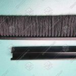 Щетка безопасности эскалатора, KONE, L - 1800 мм, с черным пластиковым держателем, изогнутая, правая, нижняя входная площадка