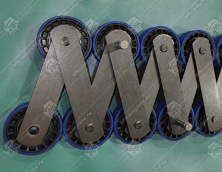 Цепь ступеней эскалатора, KONE, 13KV-C, шаг - 133,33 мм, палец - 77x12,8/12,5 мм, пластины - 35x4/35x4 мм, ролик - 75x23,5 мм, 105 kN, стыковка осью (комплект на 6 ступеней)